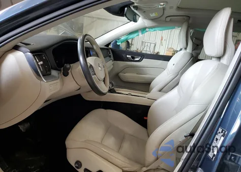 2018 Volvo Xc60 T5 Momentum z USA, uszkodzony, nr VIN YV4102RK4J1070470